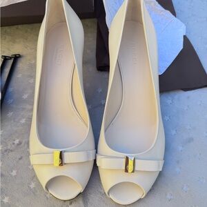 Gucci Cream Peep-Toe Heels with Gold Accent